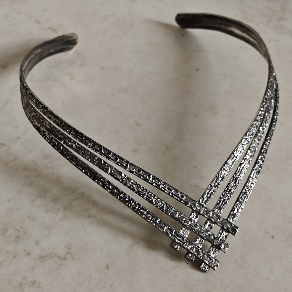 Elegant Vintage Textured Silver Metal Chevron Choker Necklace
